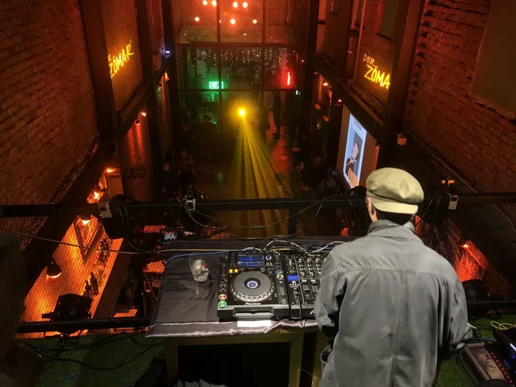 廢墟BAR 包場派對:紅磚牆邊的 DJ 台
