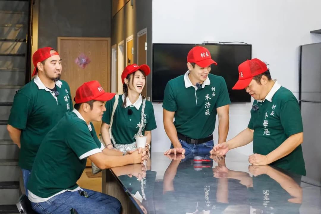Hello Stay 你好哇寓所一樓開放式交誼空間與手動麻將桌,提供旅客豐富的室內休閒活動選擇